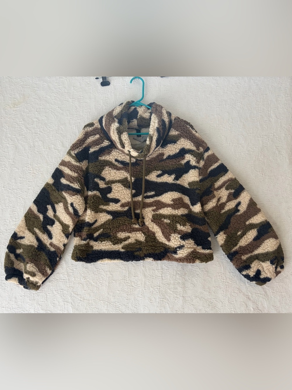 Wild Fable Cropped Camo Sherpa Medium